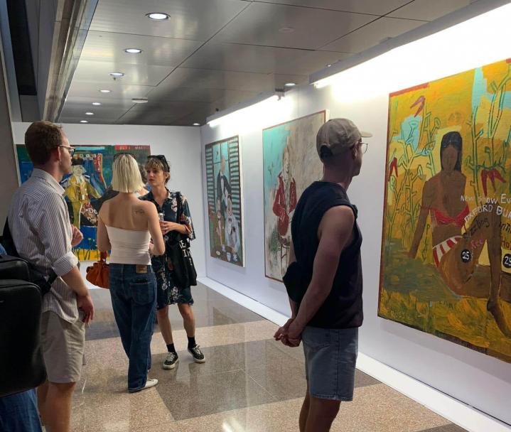 La galerie expose et vend des peintures originales et des copies de plusieurs artistes talentueux